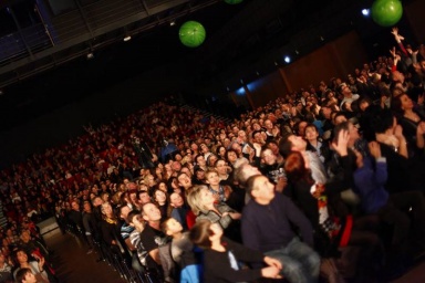 du CE au show tout public l artiste etonne avec son theatre d illusion