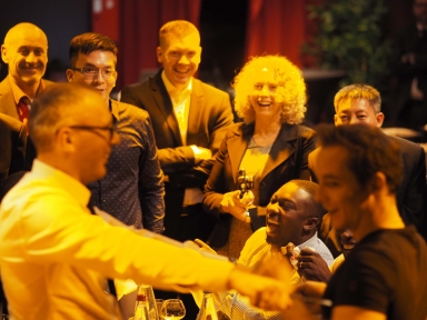 Close-up magicien strasbourg haut rhin, Bas-Rhin Eric Borner se déplace dans toute l&#039;Alsace de table en table lors de votre soirée, et présente des tours de magie divertissants